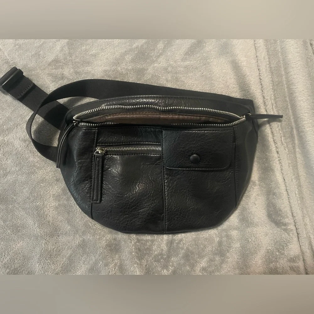 2/$25 🎉 BELT BAG vegan leather with large capacity - Picture 6 of 11